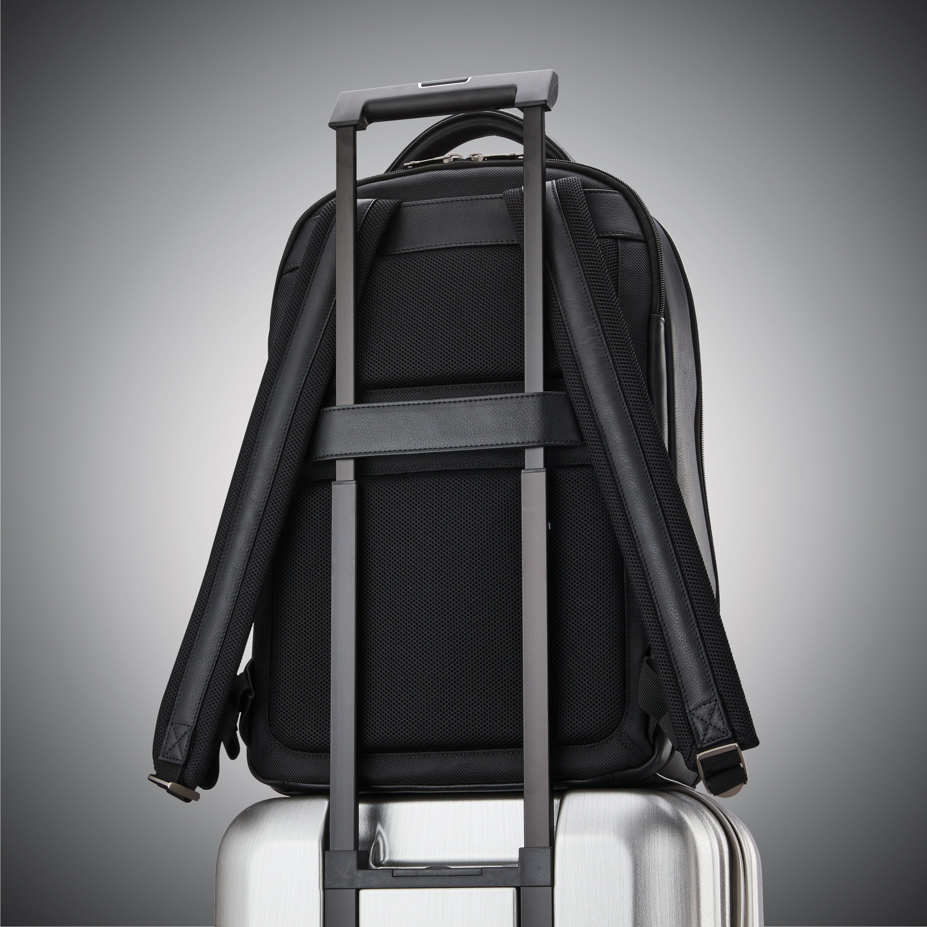 CLASSIC LEATHER BACKPACK (15.6")